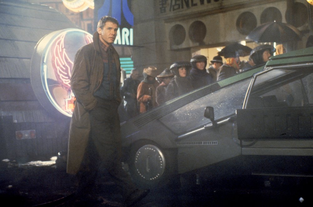 blade-runner-1982-019-deckard-city-street-00o-gck